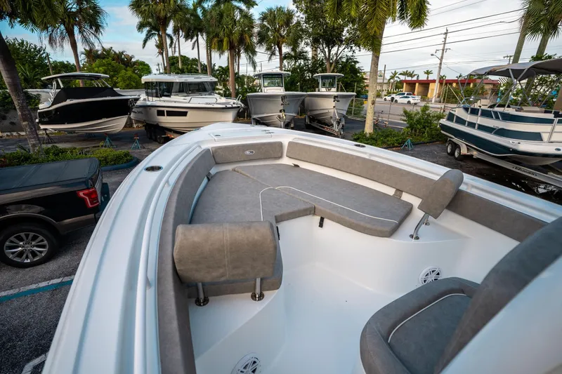 Slide: The Image of Sea Hunt Ultra 245 SE 2025 - 32