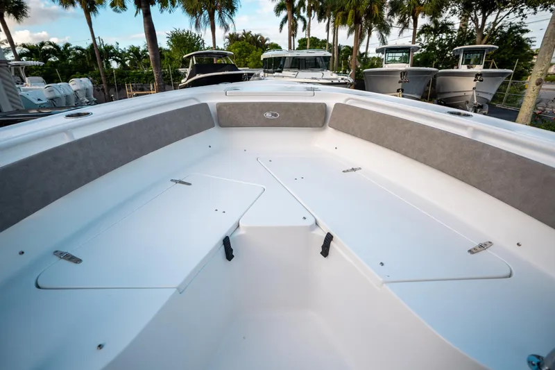 Slide: The Image of Sea Hunt Ultra 245 SE 2025 - 35