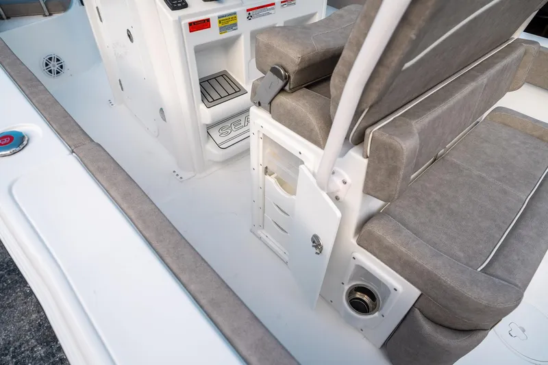 Slide: The Image of Sea Hunt Ultra 245 SE 2025 - 18