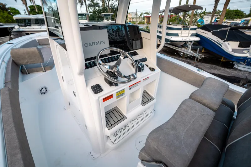 Slide: The Image of Sea Hunt Ultra 245 SE 2025 - 25