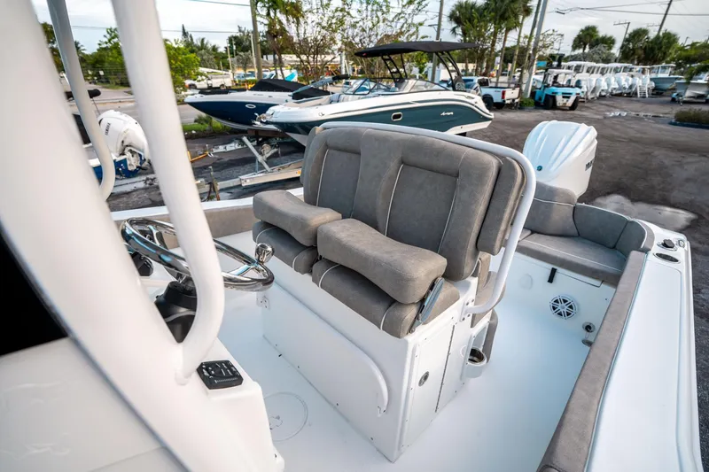 Slide: The Image of Sea Hunt Ultra 245 SE 2025 - 26