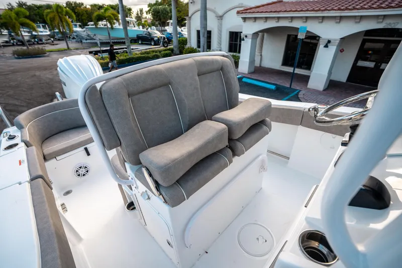 Slide: The Image of Sea Hunt Ultra 245 SE 2025 - 27