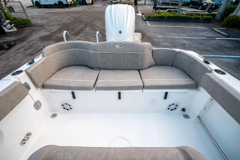 Slide: The Image of Sea Hunt Ultra 245 SE 2025 - 10