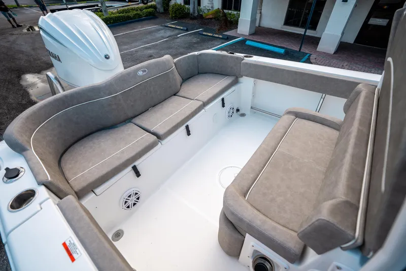 Slide: The Image of Sea Hunt Ultra 245 SE 2025 - 12
