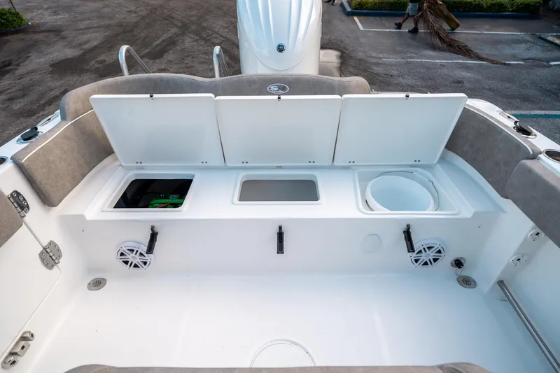 Slide: The Image of Sea Hunt Ultra 245 SE 2025 - 14