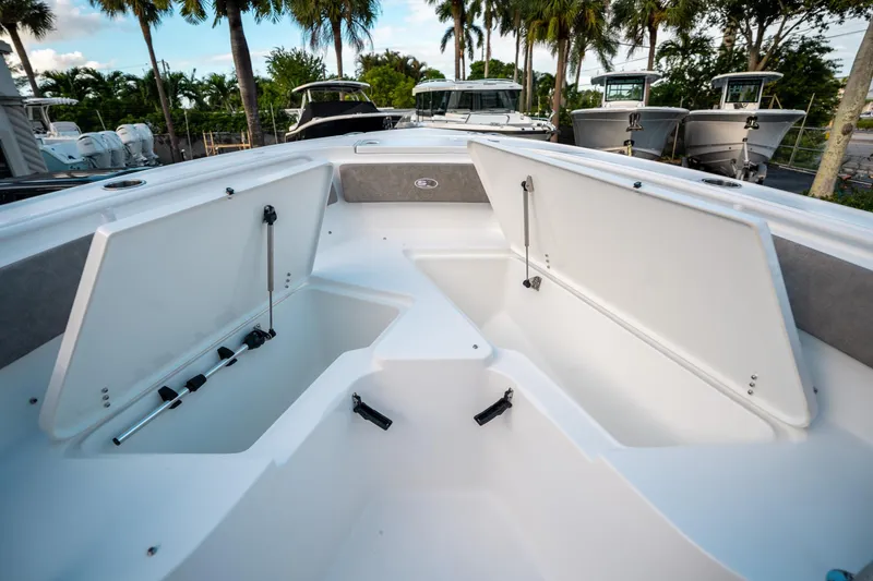 Slide: The Image of Sea Hunt Ultra 245 SE 2025 - 36