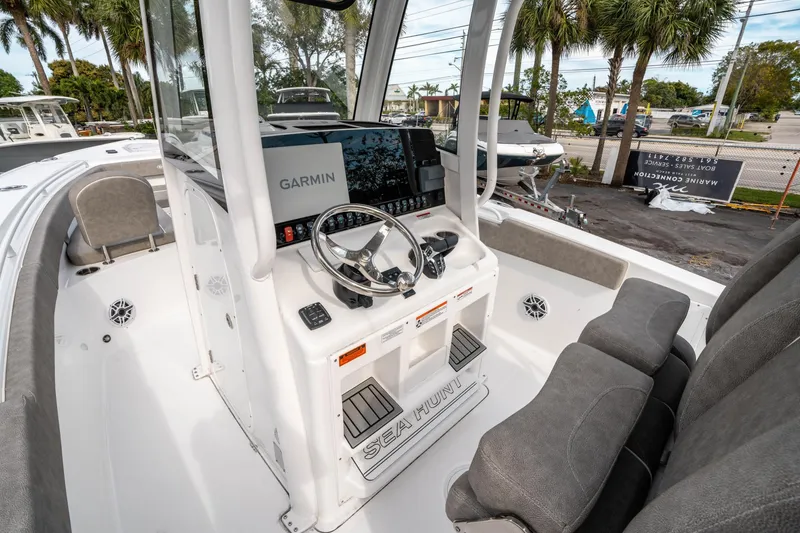 Slide: The Image of 2025 Sea Hunt Ultra 275 SE boat cockpit with Garmin navigation system. - 23