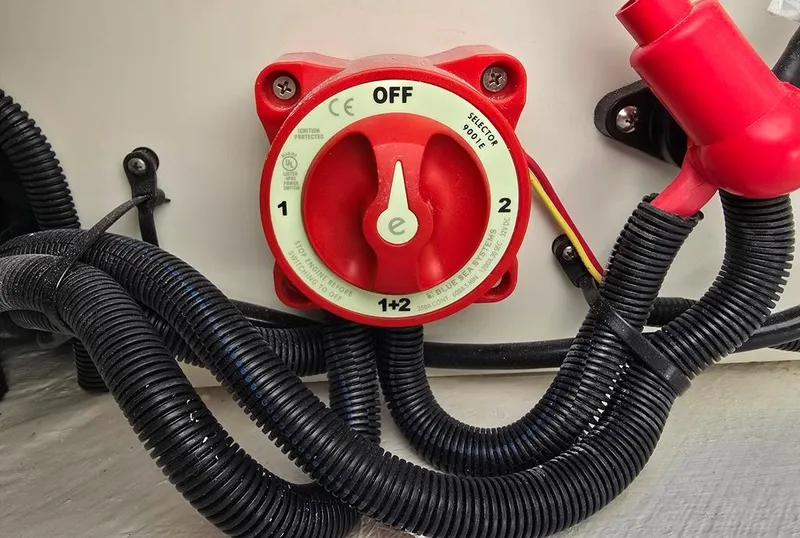 Slide: The Image of Dual Battery system with switch. - 21