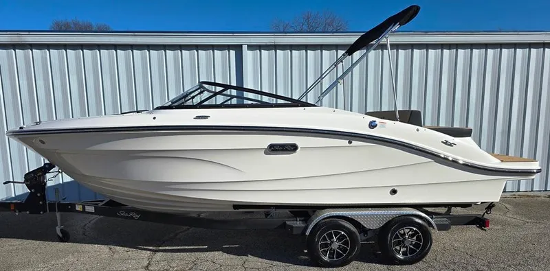 Slide: The Image of 2025 Sea Ray SPX 210 BR boat on trailer, side view. - 28