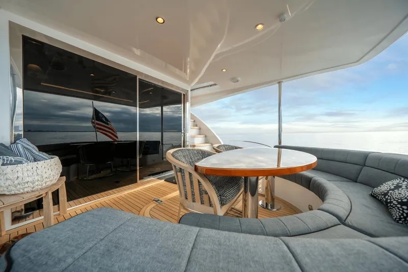 Slide: The Image of Hatteras 60 MY 2018 - 10