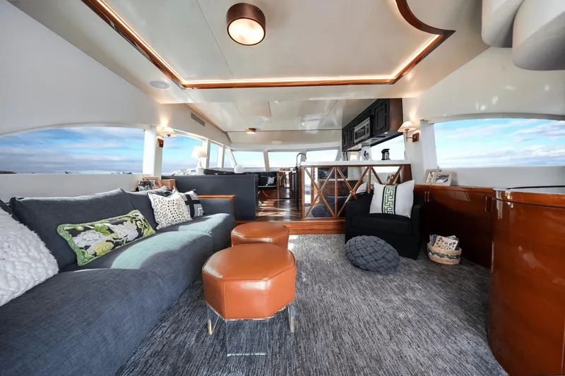 Slide: The Image of Hatteras 60 MY 2018 - 14