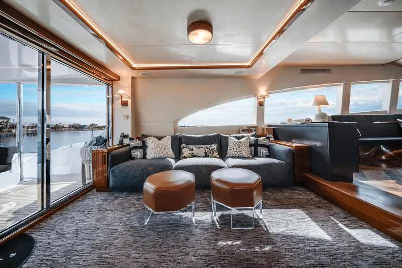 Slide: The Image of Hatteras 60 MY 2018 - 15