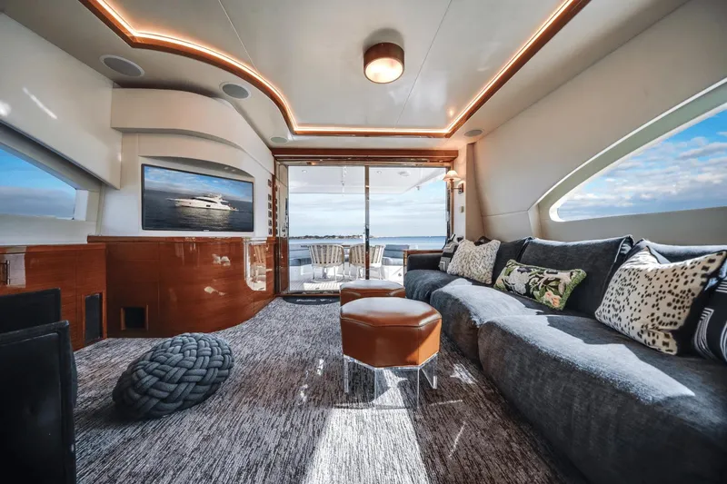 Slide: The Image of Hatteras 60 MY 2018 - 16