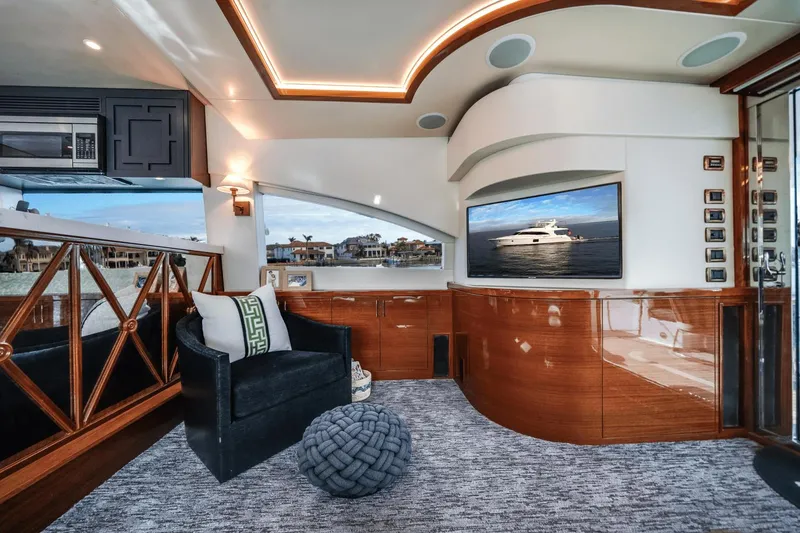 Slide: The Image of Hatteras 60 MY 2018 - 17