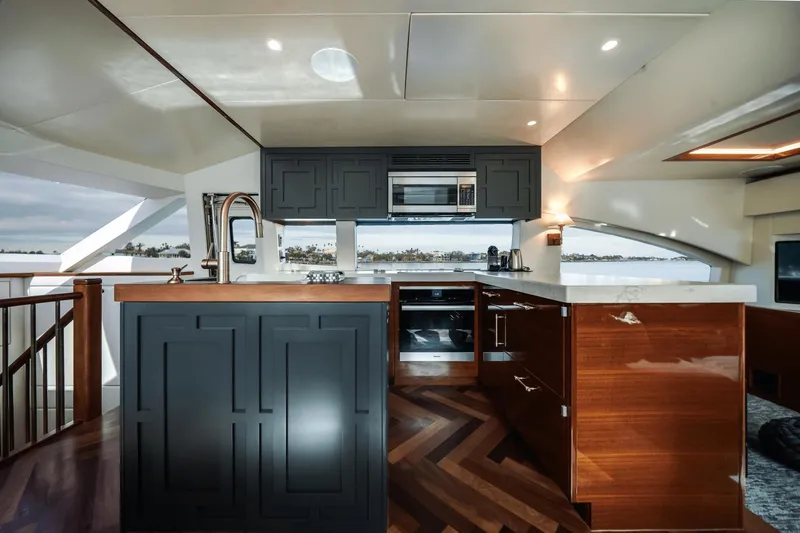 Slide: The Image of Hatteras 60 MY 2018 - 21