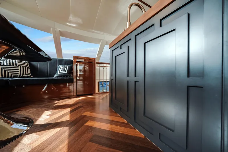 Slide: The Image of Hatteras 60 MY 2018 - 22