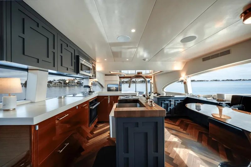 Slide: The Image of Hatteras 60 MY 2018 - 24