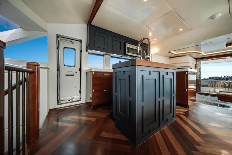 Slide: The Image of Hatteras 60 MY 2018 - 25