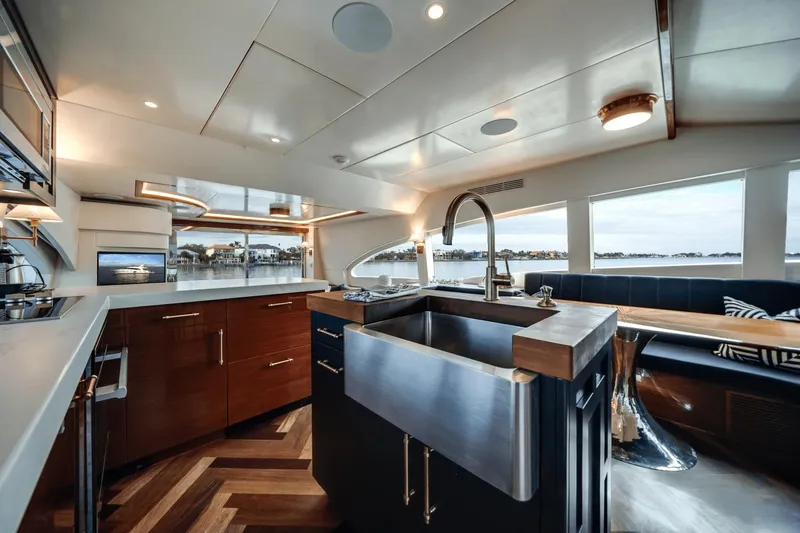 Slide: The Image of Hatteras 60 MY 2018 - 26