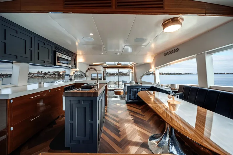 Slide: The Image of Hatteras 60 MY 2018 - 27