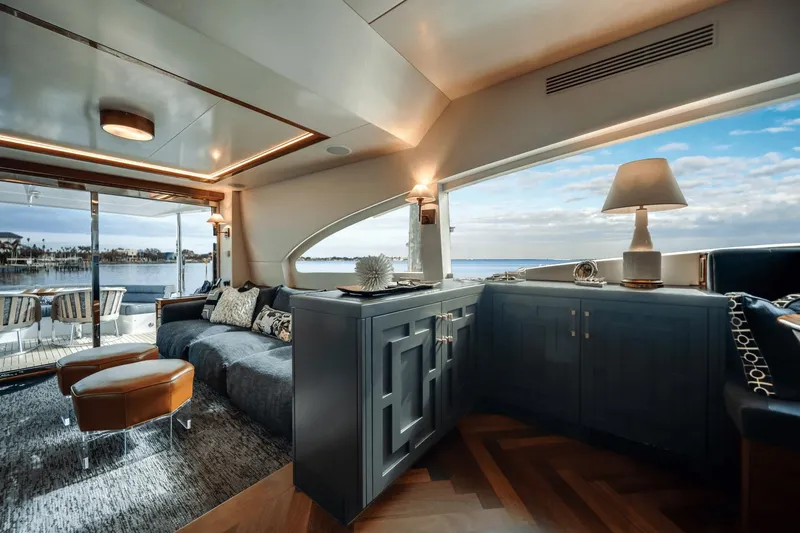 Slide: The Image of Hatteras 60 MY 2018 - 28