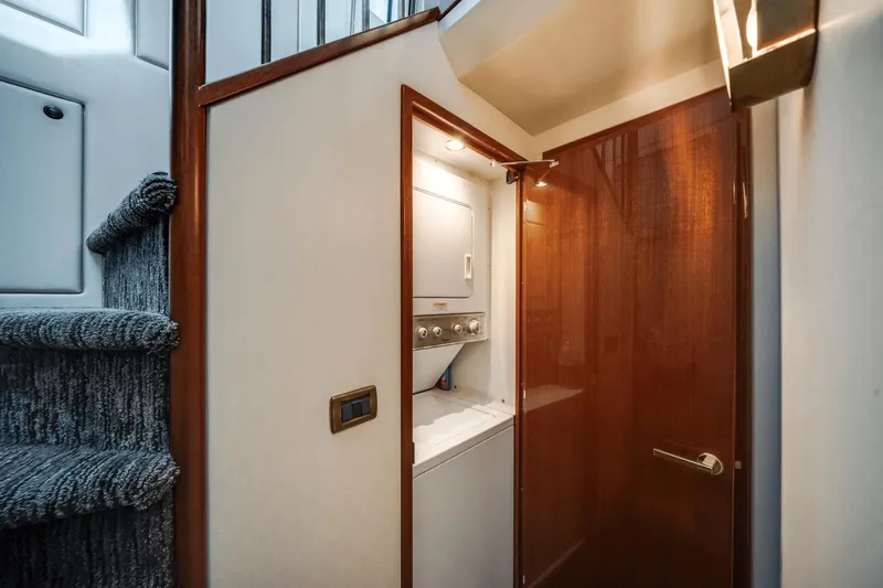 Slide: The Image of Hatteras 60 MY 2018 - 32