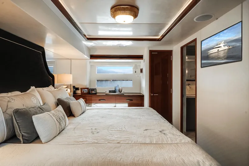 Slide: The Image of Hatteras 60 MY 2018 - 33