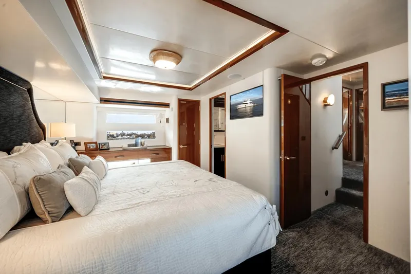 Slide: The Image of Hatteras 60 MY 2018 - 34