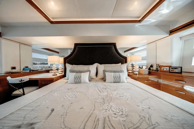 Slide: The Image of Hatteras 60 MY 2018 - 35