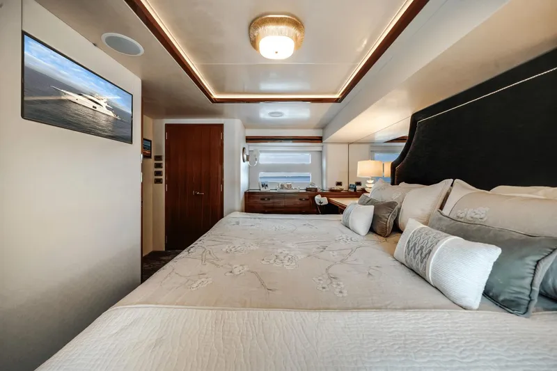 Slide: The Image of Hatteras 60 MY 2018 - 37