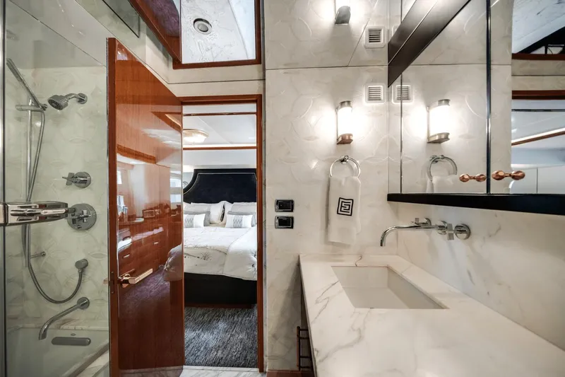 Slide: The Image of Hatteras 60 MY 2018 - 38