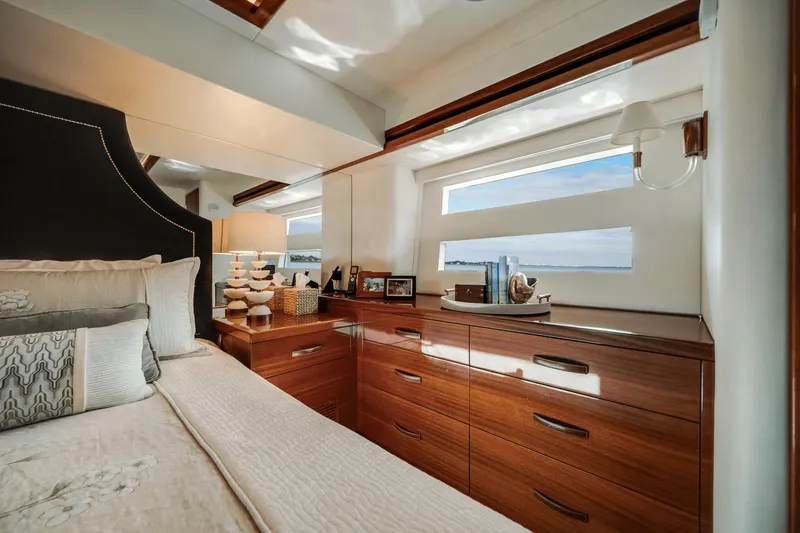 Slide: The Image of Hatteras 60 MY 2018 - 39