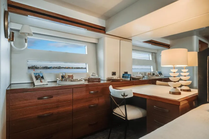 Slide: The Image of Hatteras 60 MY 2018 - 40