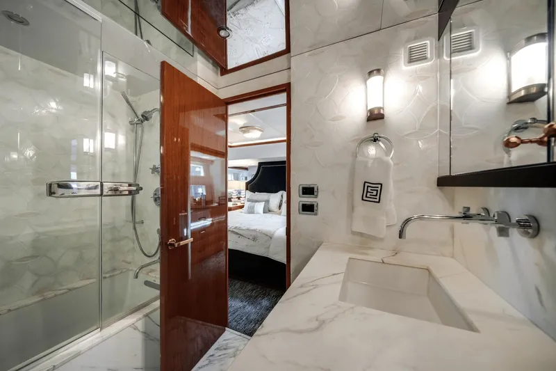 Slide: The Image of Hatteras 60 MY 2018 - 41