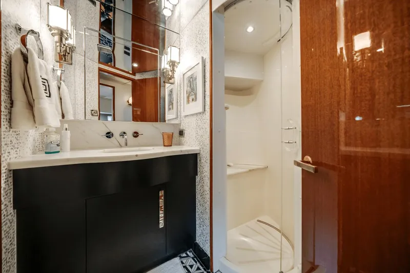 Slide: The Image of Hatteras 60 MY 2018 - 42