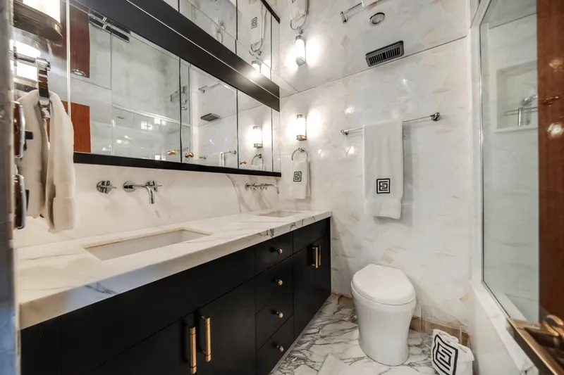 Slide: The Image of Hatteras 60 MY 2018 - 43