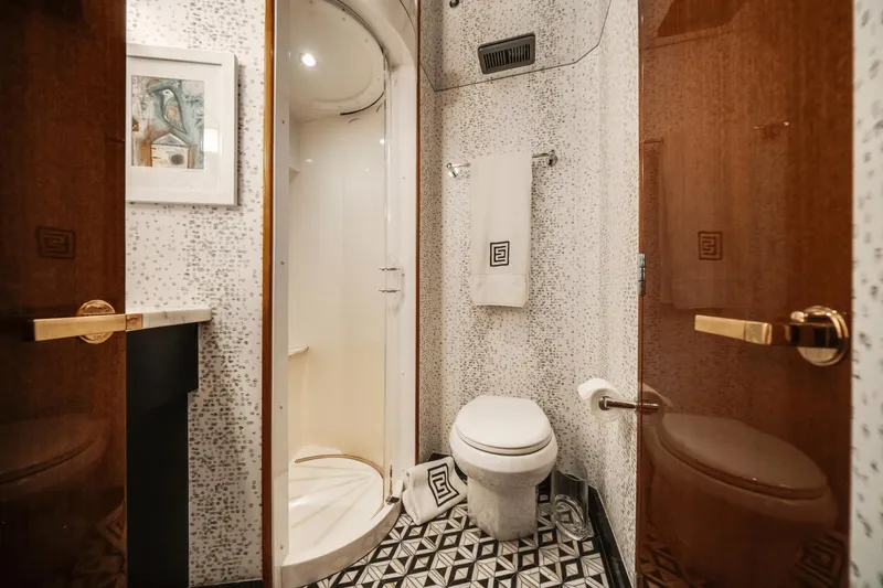 Slide: The Image of Hatteras 60 MY 2018 - 44