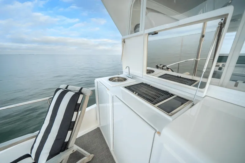 Slide: The Image of Hatteras 60 MY 2018 - 60