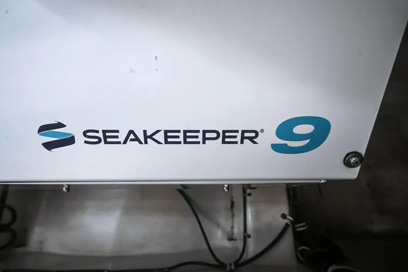 Slide: The Image of Hatteras 60 MY 2018 - 65