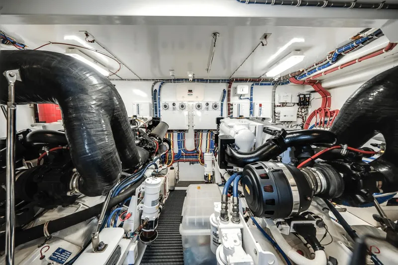 Slide: The Image of Hatteras 60 MY 2018 - 67