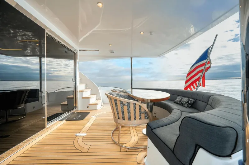 Slide: The Image of Hatteras 60 MY 2018 - 9