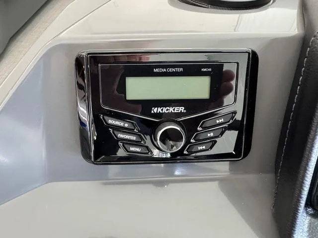 Slide: The Image of Bennington S Swingback 22 SSB 2025 - 16