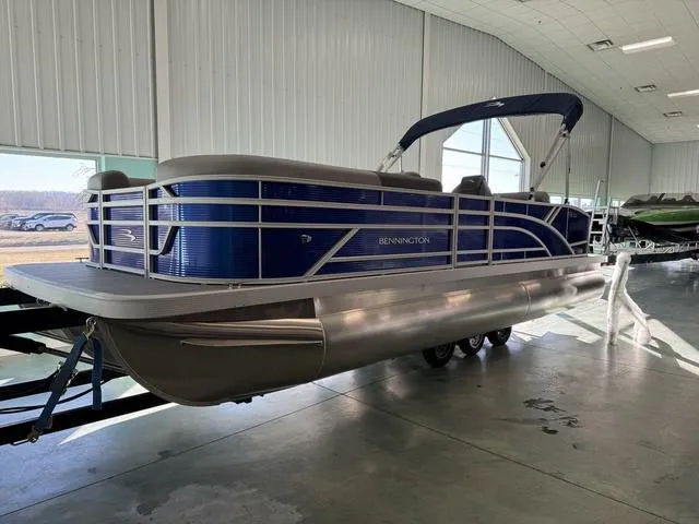 Slide: The Image of Bennington S Swingback 22 SSB 2025 - 2