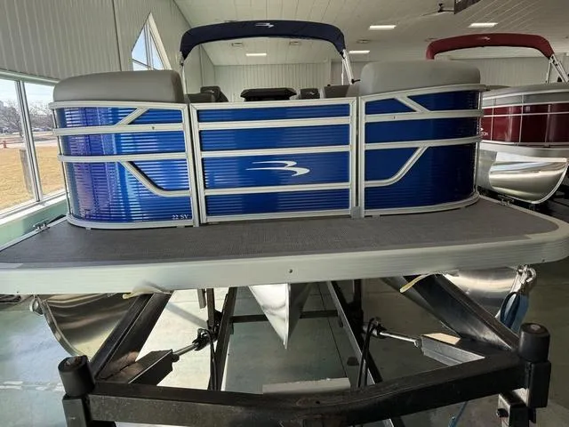 Slide: The Image of Bennington S Swingback 22 SSB 2025 - 3