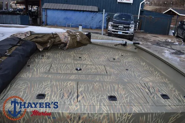 Slide: The Image of 2023 Tracker GRIZZLY® 2072 CC boat with camouflage deck at Thayer's Marine. - 13