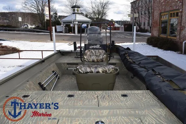 Slide: The Image of 2023 Tracker GRIZZLY® 2072 CC boat with camo seats at Thayer's Marine. - 19