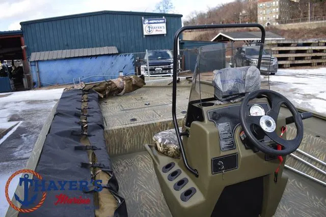 Slide: The Image of 2023 Tracker GRIZZLY® 2072 CC boat at Thayer's Marine dealership. - 31