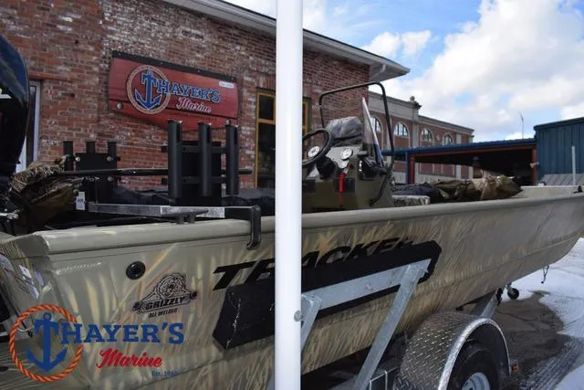 Slide: The Image of 2023 Tracker GRIZZLY® 2072 CC boat at Thayer's Marine dealership. - 32