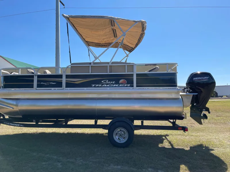 Slide: The Image of Sun Tracker Bass Buggy 18 DLX 2025 - 87