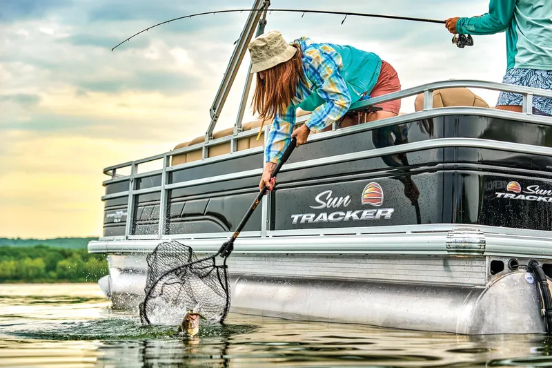 Slide: The Image of Sun Tracker SportFish 20 DLX 2025 - 70